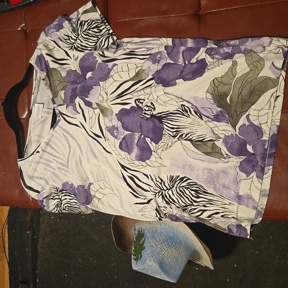 WEEKENDS BY Chico's Lite Zebrafloral print V-eedneck T-shirt - Picture 1 of 5